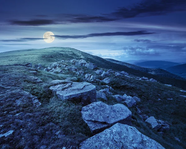夜に丘の中腹に白い岩 — ストック写真