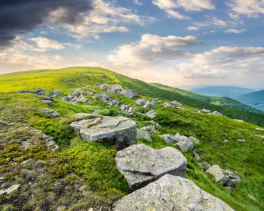 yamaca beyaz kayalar