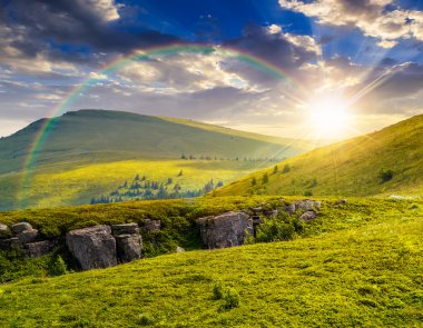 gün batımında kayalar ile hillside arkasında dağ tepe