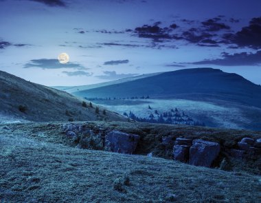 dağ tepe arkasında hillside kayalar gece ile