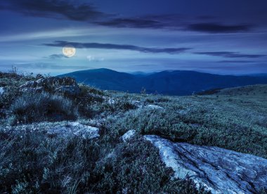 taşlar Vadisi dağ silsilesi gece üstüne