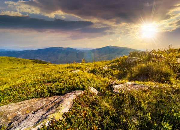 Pietre în vale pe vârful lanțului muntos la apusul soarelui — Fotografie, imagine de stoc