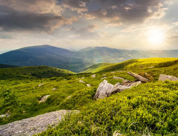 Piedras en el valle en la cima de la cordillera al atardecer —  Fotos de Stock