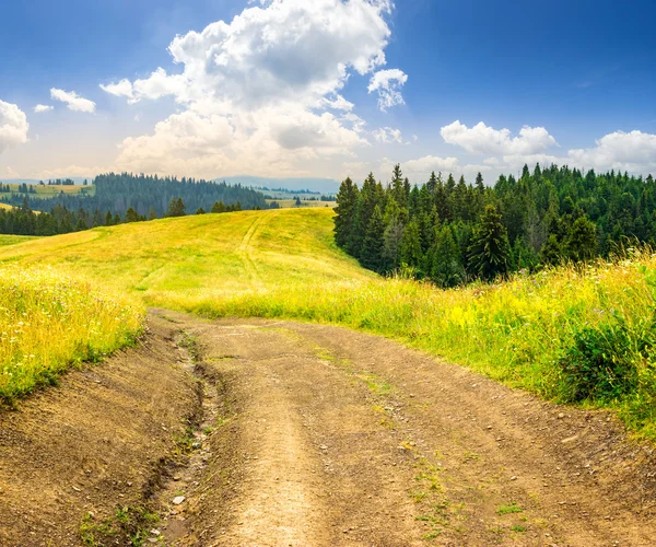 Dağ sunrise adlı çayırda hillside yolda