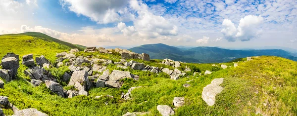 Stones in valley on top of mountain range at sunrise — Stock Photo, Image