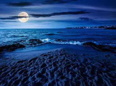 Tatlı mevsimde, kumlu bir kumsalda gün doğumu. Karadeniz kıyılarında güzel ve sıcak bir hava var. Sahilde dolunayda