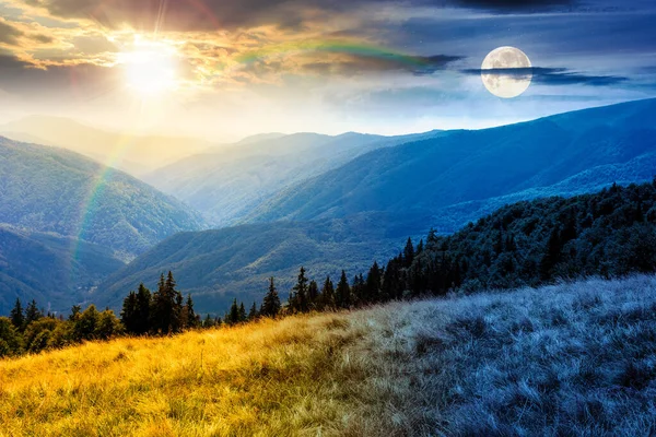 Yaz gündönümünde yemyeşil bir çayır. Gündüz ve gece zaman kavramını değiştirir. Yeşil Karpat dağ manzarası. Uzaktaki vadiye açılan güzel bir manzara. Güneşli ve aylı görkemli kırsal