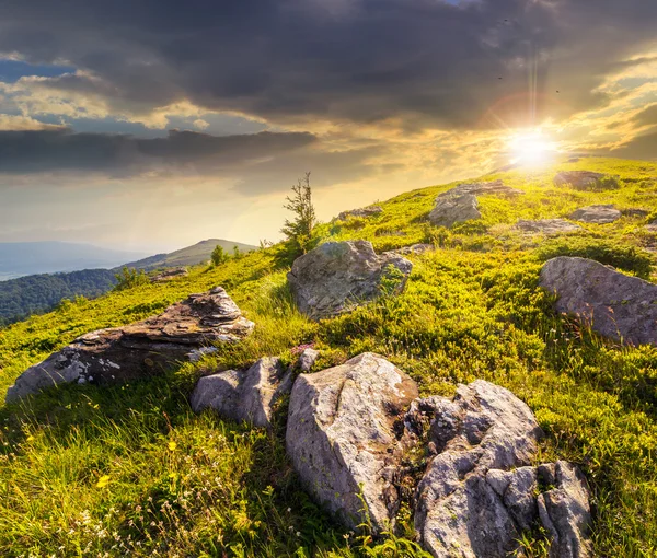 Rotsen op de heuvel in de hoge bergen bij zonsondergang — Stockfoto