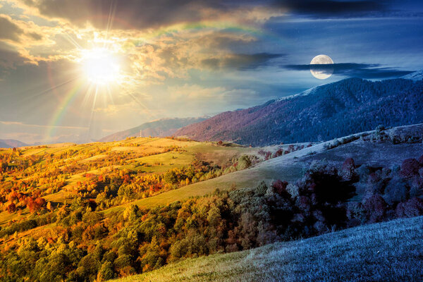 горный пейзаж в осеннее равноденствие. концепция смены времени дня и ночи. красивый вид с деревьями в красочной листве. живописное сельское место в Альпах с солнцем и луной в сумерках. сельская местность