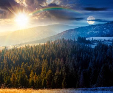 Sonbahar ekinoksu sırasında dağların kırsal kesiminde. Gündüz ve gece zaman kavramını değiştirir. Alacakaranlıkta güneşli ve aylı harika dağlık arazi yamaçtan gözlendi. Ladin Ormanı yakınlarındaki yuvarlanan tepelerdeki çayırlar