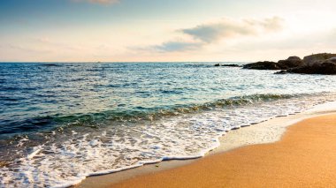 İspanya 'daki kumsal manzarasının panoramik görüntüsü. Güneşli bir günde Karadeniz 'de yaz tatili mevsimi. Sakin suyu olan güzel bir Sozopol sahili. geniş sahil seyahat afişi