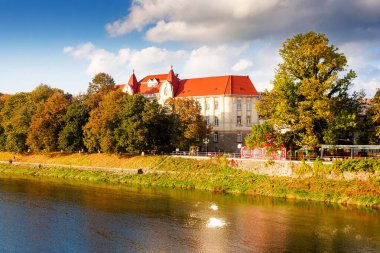 Uzhhorod, Ukrayna - 18 Ekim 2008: Uzh nehrinin sonbaharda seti. Akşam ışığında ağaçlarda renkli yaprakları olan eski şehrin güzel manzarası. Sonbahar sezonunda şehir merkezinde manzaralı Avrupa manzarası