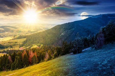 Mavi gökyüzünün altında bulutlu dağ manzarası. Gündüz ve gece zaman kavramını değiştirir. Yeşil çayırlı kırsal manzara, yuvarlanan tepeler ve güneşin ve ayın altındaki vadi. ikilik ve geçiş şablonu