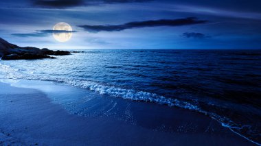 Geceleri kumsal manzarasının panoramik görüntüsü. Yaz tatili mevsimi dolunay ışığında Karadeniz 'de. Sakin suları olan güzel bir sahil. geniş sahil seyahat afişi