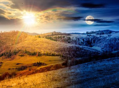 Sonbahar ekinoksunda kırsal dağ manzarası. Gündüz ve gece değişiyor. Alpler güneş ve ay ile birlikte. Güzel yer. Tepelerde orman manzarası. Doğadaki güzellik ve kırsal sürdürülebilirlik kavramı