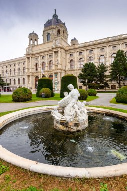 Viyana, Avusturya - 17 Ekim 2019: Viyana Doğal Tarih Müzesi. Ünlü Maria Theresa Meydanı 'ndan Triton Çeşmesi' nin yanında güzel bir manzara. Gökyüzü bulutlu bir sonbahar gününde turistik yerler