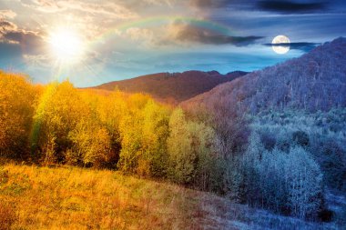 Sonbahar ekinoksunda ormanlı dağ manzarası. Gündüz ve gece zaman kavramını değiştirir. Alacakaranlıkta güneş ve ay ile renklendirilmiş huş ağaçları olan doğa parkı. yatay astroloji arkaplanı