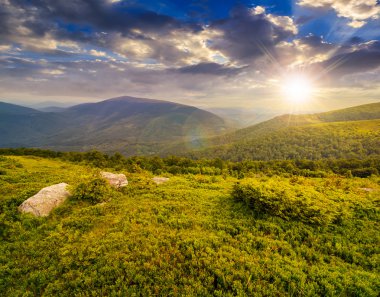 dağlarda beyaz kayalar ile günbatımında yamaç