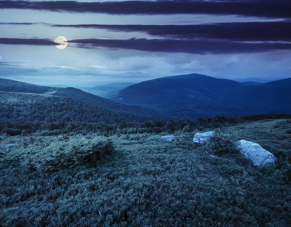 Pendiente con rocas blancas en las montañas por la noche — Foto de Stock