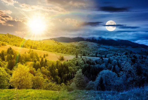 Dağ kırsalındaki orman. Gündüz ve gece zaman kavramını değiştirir. Alacakaranlıkta güneş ve ay olan bir yamaçta yeşil tarım arazisi. bahar ikiliği ve geçiş şablonu