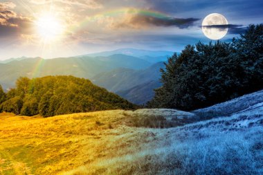 Yuvarlanan tepelerde kayın ağaçları olan güzel bir dağ manzarası. Gündüz ve gece zaman kavramını değiştirir. Alacakaranlıkta güneşli ve aylı dağlık arazi manzarası. eşitlik ve kayma şablonu