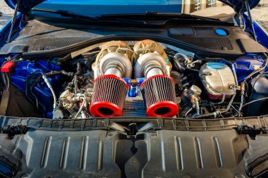 Uzhhorod, Ukrayna - 31 Kasım 2021: Audi benzinli otomobil motor bölümü kapanıyor. Mükemmel otomotiv hava girişi. Güçlü ve yüksek performans konsepti. bakım ve modifikasyon için arkaplan