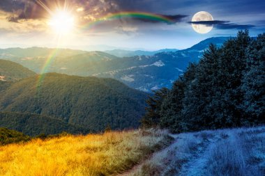 Yuvarlanan tepelerde kayın ağaçları olan güzel bir dağ manzarası. Gündüz ve gece zaman kavramını değiştirir. Alacakaranlıkta güneşli ve aylı dağlık arazi manzarası. eşitlik ve kayma şablonu