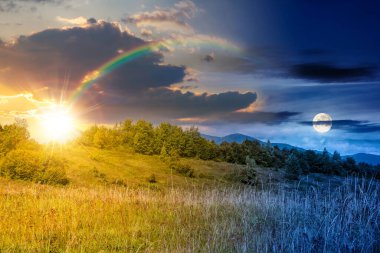 Sonbahar ekinoksunda yeşillik ormanı olan dağ manzarası. Gündüz ve gece zaman kavramını değiştirir. Yükseklerdeki yuvarlanan tepelerde güneş ve ay olan güzel kayın ağaçları. ikilik ve geçiş şablonu