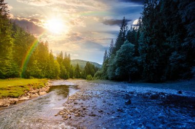 Dağları, ormanı ve önünde bir nehri olan bir manzara. Gündüz ve gece zaman kavramını değiştirir. Su, yaz gündönümünde güneş ve ay ile birlikte güzel manzaralarda akıyor. ikilik ve geçiş şablonu