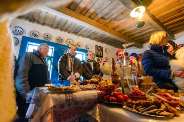 Uzhorod, Ukrayna - 15 Ocak 2017: Geleneksel Noel şarkıları. Vasylya festivali. Bir grup insan içeride şarkı söylüyor. Ukrayna 'da kış tatili. Transcarpathia 'nın etnik geleneklerini kutlamak