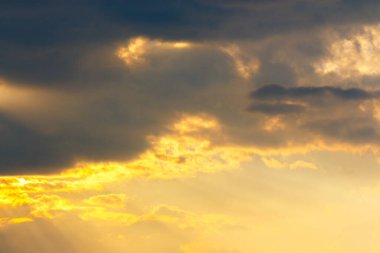 Bulutlu dramatik gün batımı. Altın akşam ışığında güzel bir arka plan. Telefoto şutu. Liderlik kurumsal duvar kağıdı