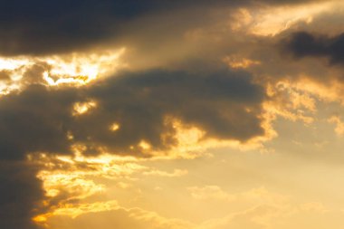 Bulutlu dramatik gün batımı. Altın akşam ışığında güzel bir arka plan. Telefoto şutu. Liderlik kurumsal duvar kağıdı