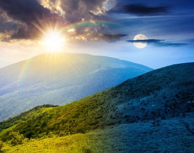 Dağların muhteşem yaz manzarası. Zaman değişimi konsepti. Alacakaranlıkta güneşli yeşil çayır ve yuvarlanan tepelerin manzarası. belirsizlik, güven sorunları ve zor ilişki
