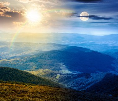 Yuvarlanan tepeleri olan dağ manzarası. Gündüz ve gece zaman kavramını değiştirir. Vadi manzaralı yaz kırsal manzarası ve güneşli ve aylı orman yamaçları. ikilik ve geçiş şablonu