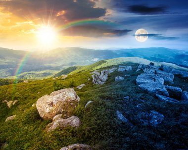 Yazın kayalarla kaplı dağ manzarası. Gündüz ve gece zaman kavramını değiştirir. Alacakaranlıkta güneş ve ay ile gökyüzünün altında çimenler. Alp çayırı ve kayalarla yuvarlanan tepeler. eşitlik ve kayma şablonu