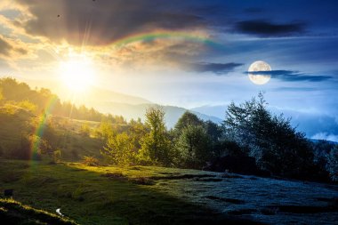 Sis içindeki dağ manzarası. Gündüz ve gece zaman kavramını değiştirir. Baharda yemyeşil çayırlarda, alacakaranlıkta güneş ve ay varken. Vadinin güzel manzarası. mevsimsel eşitlik ve kayma şablonu