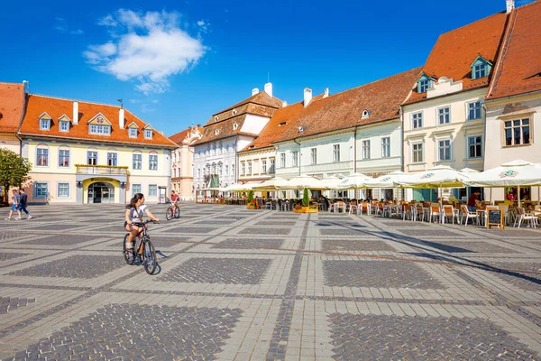 sibiu, transylvania, Romanya - 25 Haziran 2017: Avrupa 'daki eski şehrin merkezi meydanı. Yazın kısrak. Güneşli bir günde Avrupa şehir mimarisinin güzel manzarası. Kentsel seyahat kavramı için arkaplan