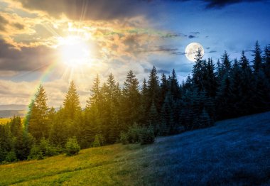 Kozalaklı ormanlı dağ sırasının yeşil yamacı. Gündüz ve gece zaman kavramını değiştirir. Yazın bulutlu gökyüzünün altındaki dağlık arazi, alacakaranlıkta güneş ve ay ile birlikte. eşitlik ve kayma şablonu