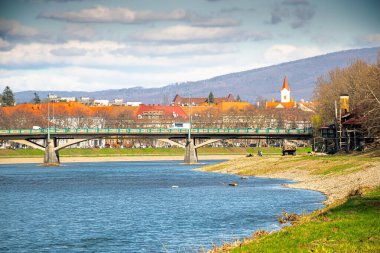 Uzhhorod, Ukrayna - 14 mar 2016: güneşli bir havada nehir uzh. Baharda Ukrayna seti seti. Masaryk Köprüsü ile Doğu Avrupa 'nın kentsel manzarası