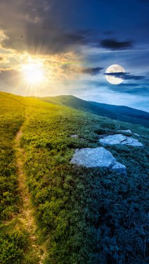 Dağ manzarası boyunca yürüyüş parkurları. Gündüz ve gece zaman kavramını değiştirir. Alacakaranlıkta güneş ve ay ile gökyüzünün altında dağlar. Yeşil çimenli ve yuvarlanan tepeli manzara. eşitlik ve kayma şablonu