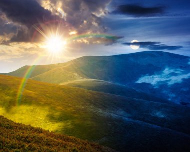 Yazın dağ manzarası. Gündüz ve gece zaman kavramını değiştirir. Yuvarlanan tepelerle güzel bir seyahat geçmişi var. Çimenli, yemyeşil bir tepe, güneş ve ay ışığı. Astroloji duvar kağıdı