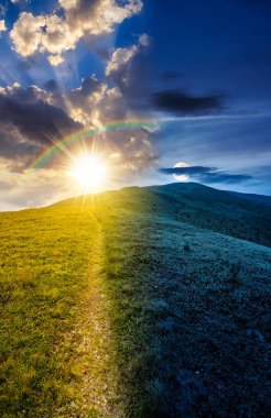 Dağ manzarası boyunca yürüyüş parkurları. Gündüz ve gece zaman kavramını değiştirir. Alacakaranlıkta güneş ve ay ile gökyüzünün altında dağlar. Yeşil çimenli ve yuvarlanan tepeli manzara. eşitlik ve kayma şablonu