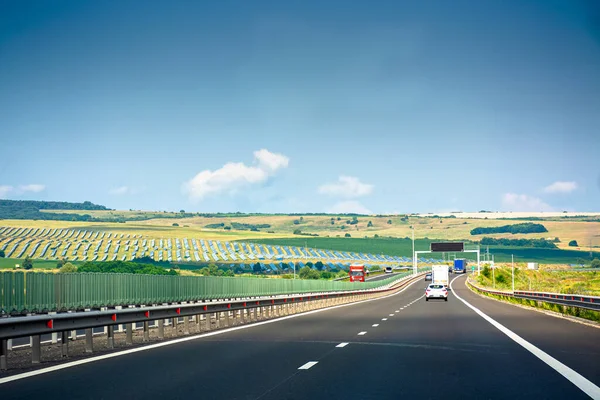 Cluj, Romanya - 27 Haziran 2017: Romanya otoyolunda arabalar. Dağa giden asfalt yol. Uçsuz bucaksız yaz manzarası. Avrupa 'nın ulaşım geçmişi. Güneşli bir günde resimli otoyol duvar kağıdı