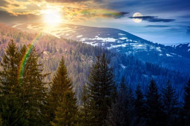 İlkbaharda dağ manzarasında kozalaklı orman. Gündüz ve gece zaman kavramını değiştirir. Gökyüzü altındaki yemyeşil çevre güneş ve ay ile doludur. Kar tepelerinin manzarası. eşitlik ve kayma şablonu