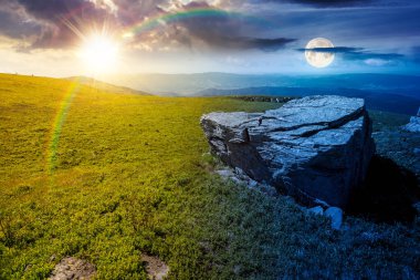 Alp dağı manzarası. Gündüz ve gece zaman kavramını değiştirir. Dokunulmamış çimenler ve geniş çayırlarda güneş ve ay olan keskin kumtaşı. Yaz gündönümü için seyahat geçmişi. yuvarlanan astroloji duvar kağıdı