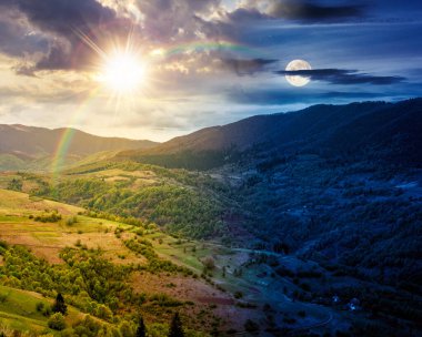 İlkbaharda kırsal dağ manzarası. Gündüz ve gece zaman kavramını değiştirir. Alacakaranlıkta güneş ve ayın olduğu soğuk bir havada harika bir kır manzarası. Uyum ve ilerleme takvimi