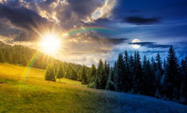 Kozalaklı ormanlarla birlikte dağ sırasının yavaş yokuşları. Gündüz ve gece zaman kavramını değiştirir. uzak kırsal arazi çayırlarda çam ağaçları ile yaz mevsiminde güneş ve ay ile