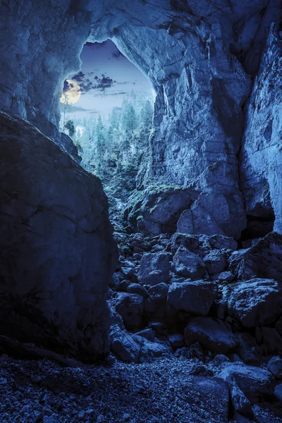Cetaceo grotta scolpita dal fiume in montagne rumene di notte — Foto Stock
