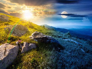 Yaz gündönümünde dağ manzarası. Gündüz ve gece zaman kavramını değiştirir. Gökyüzünün altında çimenli yamaçlı alacakaranlıkta güneş ve ay olan dağ manzarası. Çimlerin arasındaki kayanın yanındaki kozalaklı ağaç. uzak yer