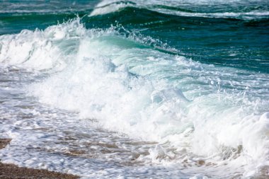 Dinamik dalga öğleden sonra kumlu plajı vurur. takvim ya da kart arkaplanı için telefoto yakın çekim. İspanya 'nın Zosopol rıhtımında el değmemiş bir yer. Akdeniz ikliminde dinlenme